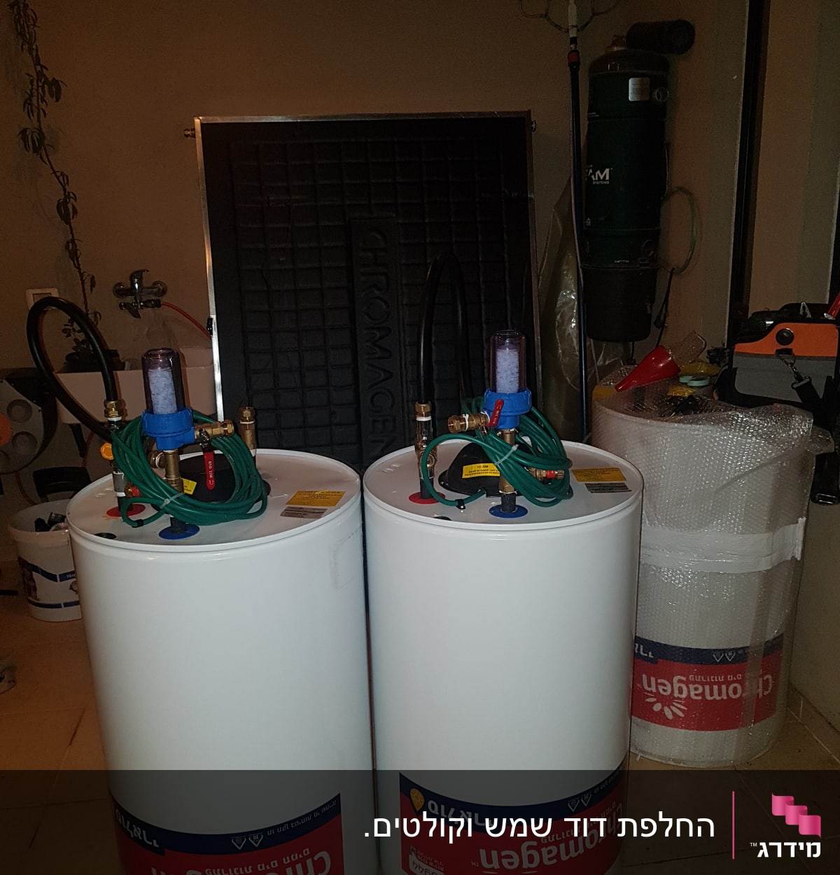 שני דוודים לבנים עם צינורות ירוקים ומחברים